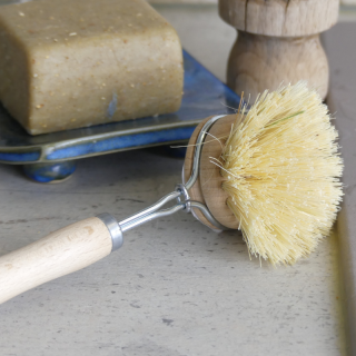Brosse vaisselle rechargeable en bois de hêtre